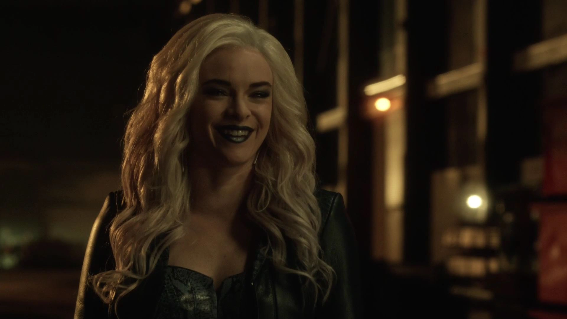 Obraz Caitlin Snow (Earth2) see how Zoom kill her husband (1).png