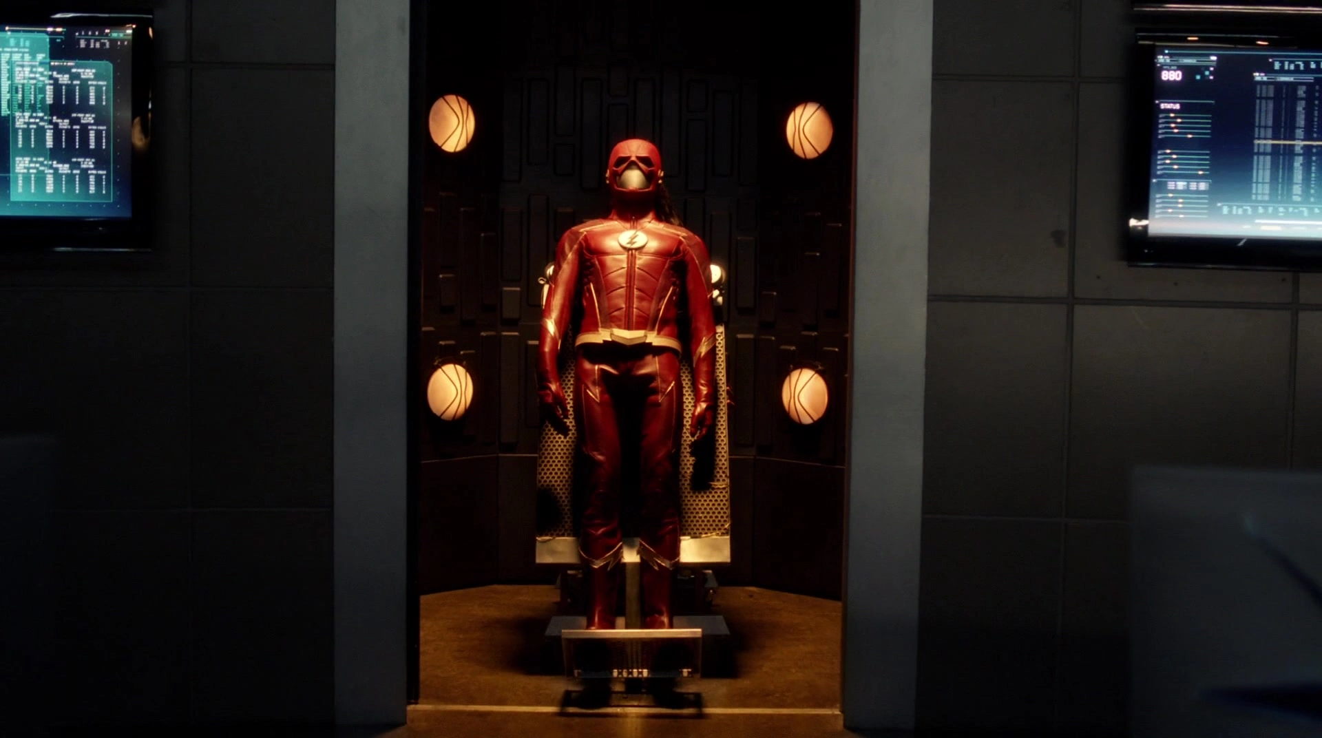 Imagen The new Flash suit on display at STAR Labs.png Wiki
