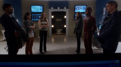 Rogue Air - Leonard y Lisa en STAR Labs con el Equipo Flash