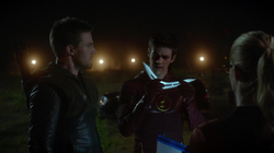 Barry analisando o bumerangue