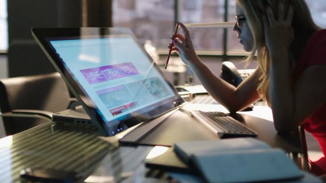 File:Felicity reading Iris' blog.png