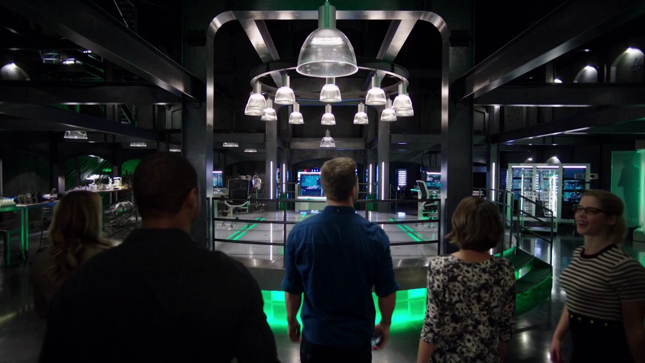 Imagen Oliver muestra la nueva Arrowcueva (Beyond Redemption).png Wiki Arrowverso FANDOM