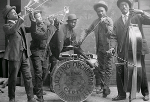 Jazzing orchestra 1921