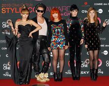2NE1 and Jeremy Scott