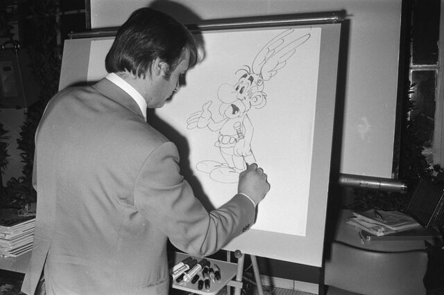 File:Uderzo dibujando a Asterix.jpg