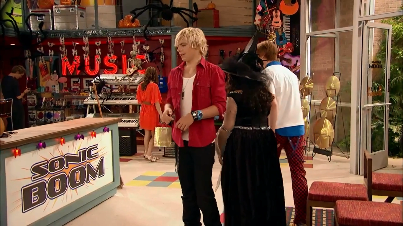 Image Costumes & Courage (236).png Austin & Ally Wiki FANDOM