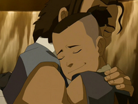 Sokka et Hakoda s'enlacent