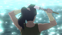 Korra coupant ses cheveux
