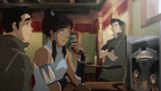 Korra telefoniert mit Tenzin