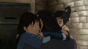 Korra y Senna abrazan a Tonraq