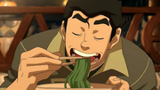 Bolin comiendo fideos de algas