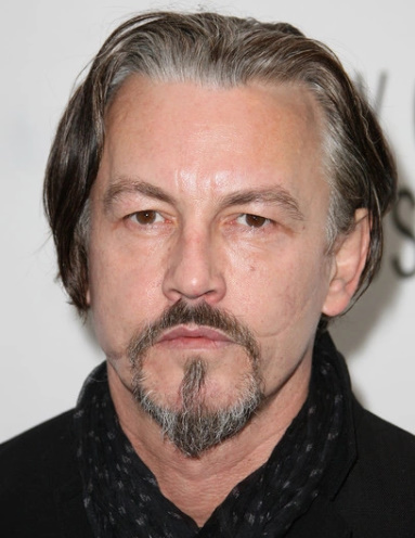 Tommy Flanagan 2024 Grau Haar & mondän Haarstil.
