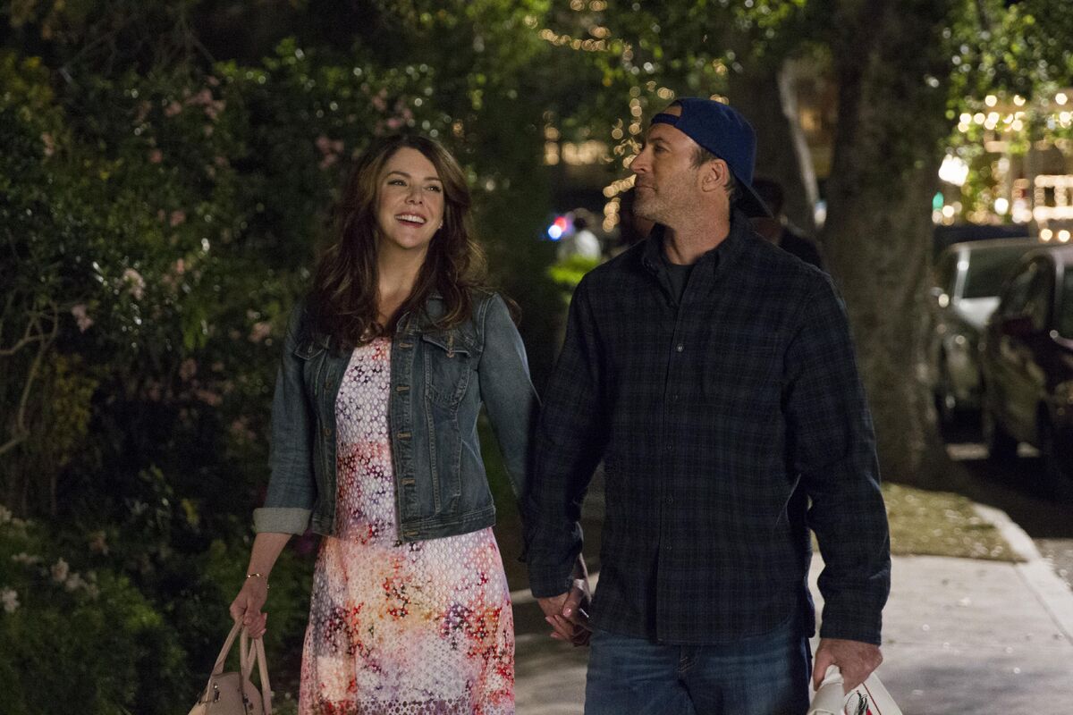 gilmore-girls-a-year-in-the-life lorelai and luke holding hands
