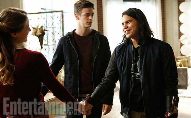 Supergirl Season 2, Epsiode 7 &quot;Invasion!&quot; - Nov. 21, 2016 (L-R): Melissa Benoist as Kara/Supergirl, Grant Gustin as Barry Allen and Carlos Valdes as Cisco Ramon