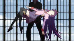 Araragi catches senjougahara