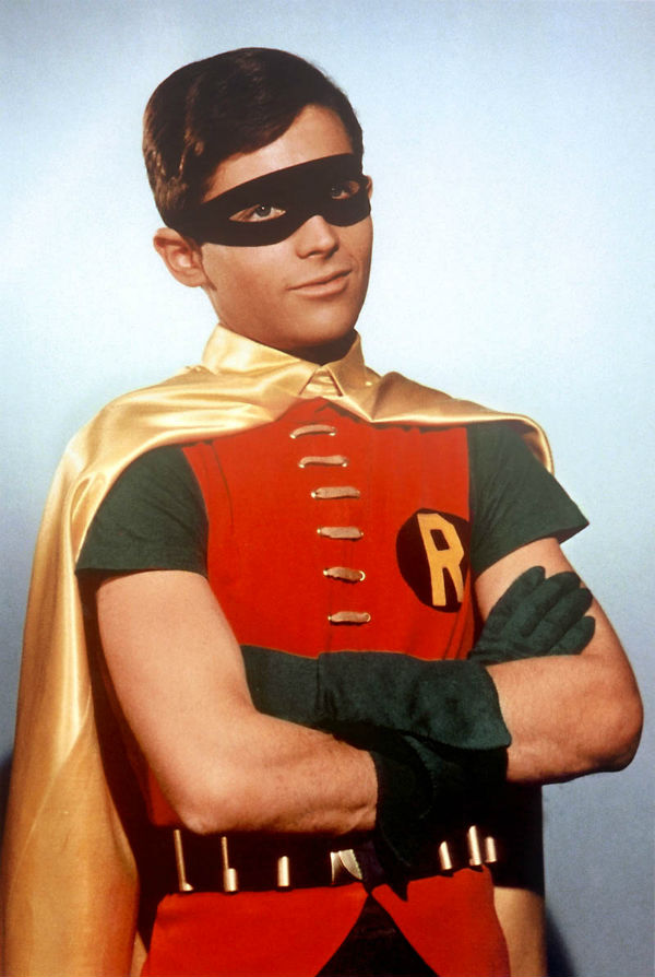 https://vignette.wikia.nocookie.net/batman/images/5/59/Batman_%2766_-_Burt_Ward_as_Robin.jpg/revision/latest?cb=20140322174122
