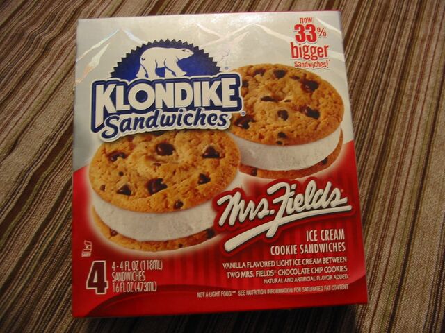 Lêer:MrsFieldsBoxIceCreamSandwhich.jpg
