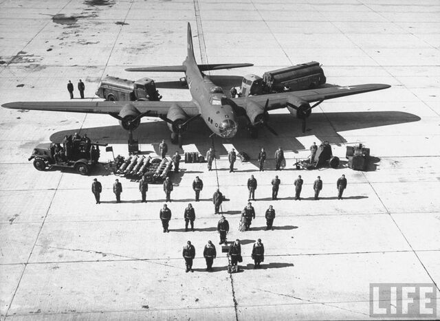 File:B-17 Flight and Service Crews.jpg
