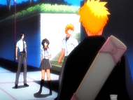 O14 Ichigo, Rukia, Kon i Uryu patrzą na wyrwę w niebie
