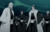 Byakuya et les autres capitaines faisant face à la situation provoquée par Muramasa