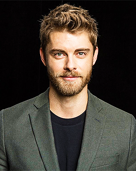 De 39-años 185 cm de altura Luke Mitchell en 2024 foto