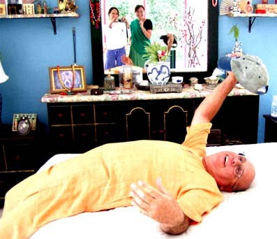 Blupeados, Srila Hridayananda dasa Goswami Acharyadeva en 2011. En el espejo se ve la fotógrafa, novia del sannyasi