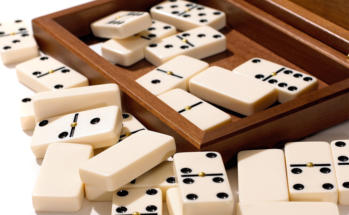 dominoes board game
