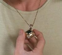 Anya avec son pendentif originale.