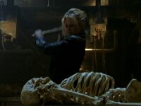 Buffy écrase les os du Maître