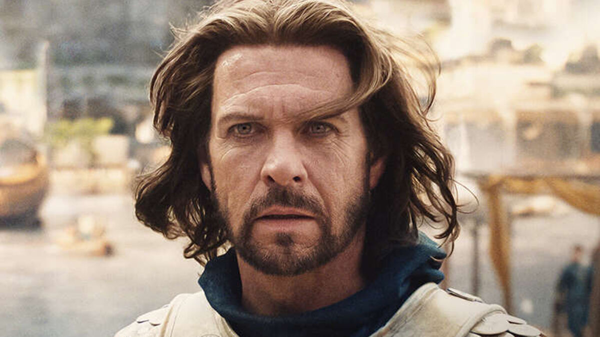 Lloyd Owen as Elendil.