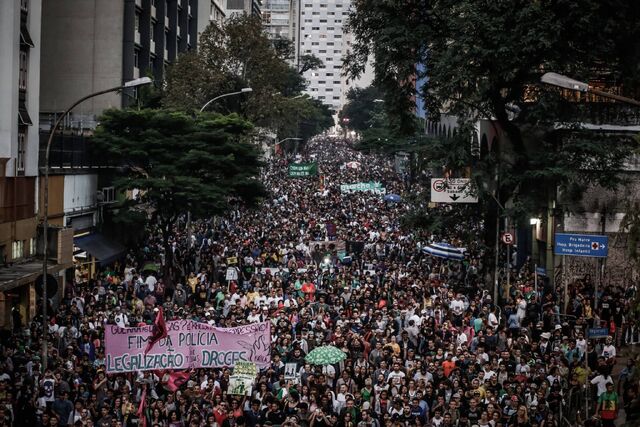 File:Sao Paulo 2017 May 6 Brazil crowd.jpg