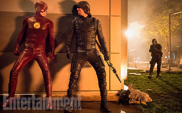 The Flash Season 3, Episode 8 - &quot;Invasion&quot; (L-R) Grant Gustin as The Flash, Stephen Amell as Green Arrow and David Ramsey as John Diggle