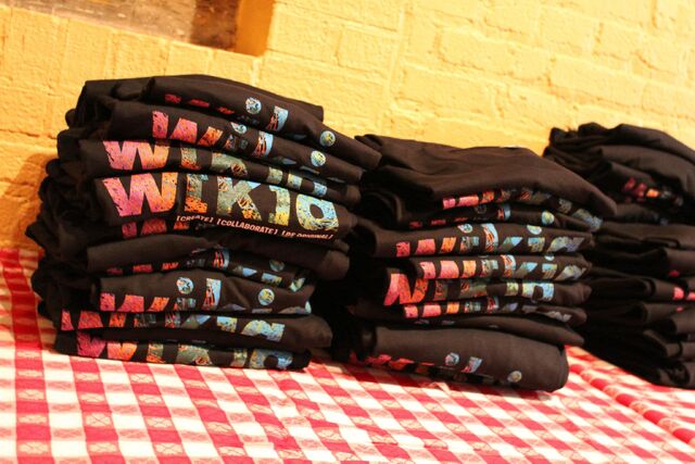 File:Wikia pizza party 6.jpg