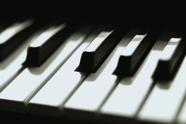 File:Piano keys-1-.jpg