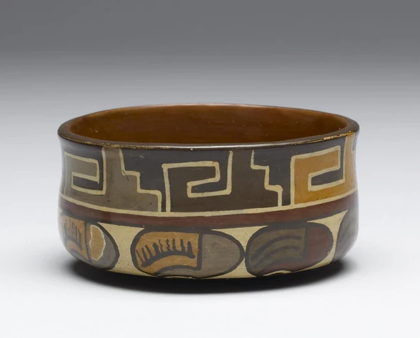 Archivo:Nazca - Dish with Bean Imagery - Walters TL200920110.jpg