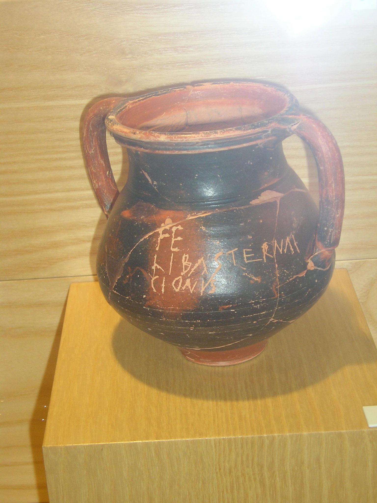 Imagen Vaso de cerámica campaniense con grafito.JPG Cerámica Wiki