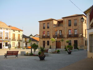 Plaza y ayuntamiento en Valdetorres de Jarama