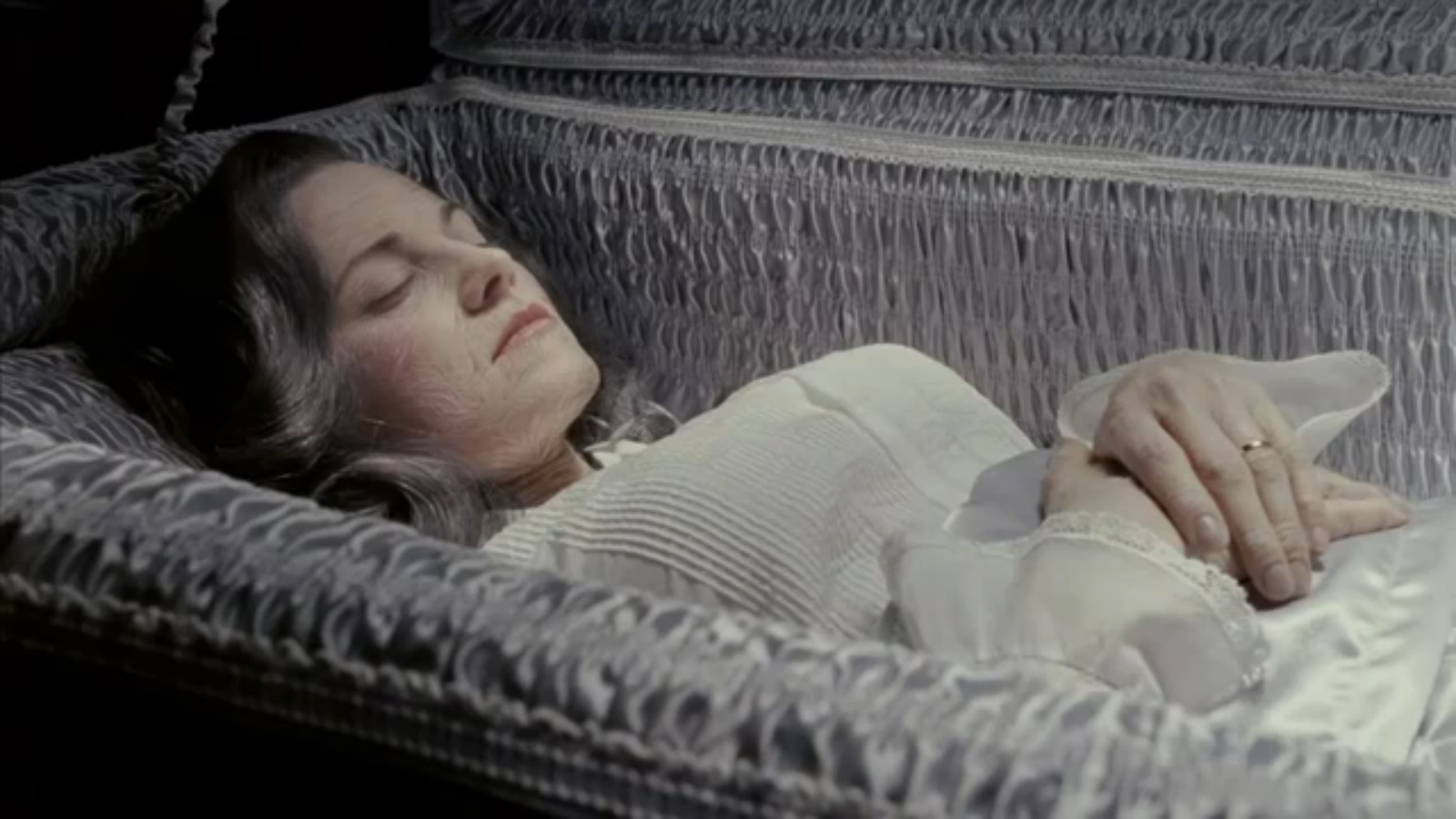 фото умершего ребенка висит над кроватью матерью