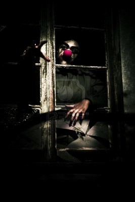 13177548-tema-spooky-espantoso-de-un-payaso-scary-con-nariz-roja-reaching-out-y-aranando-por-la-ventana-en-un