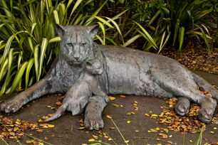 Big-cat-statue medium