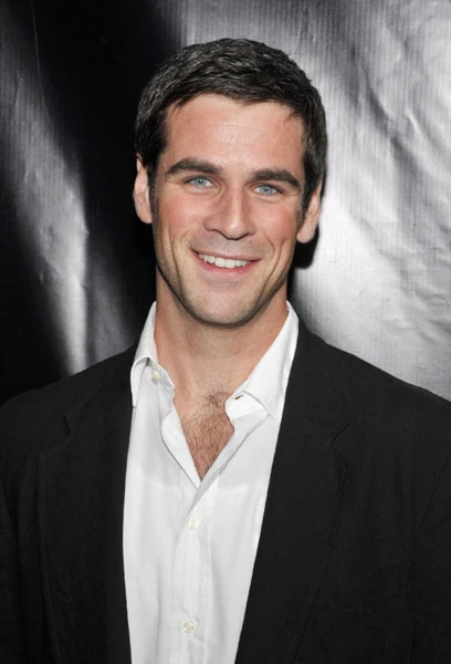 Eddie Cahill: Inside CSI NY’s Rising Star Unveiled – From Crime Scene to Crystal-Clad Success