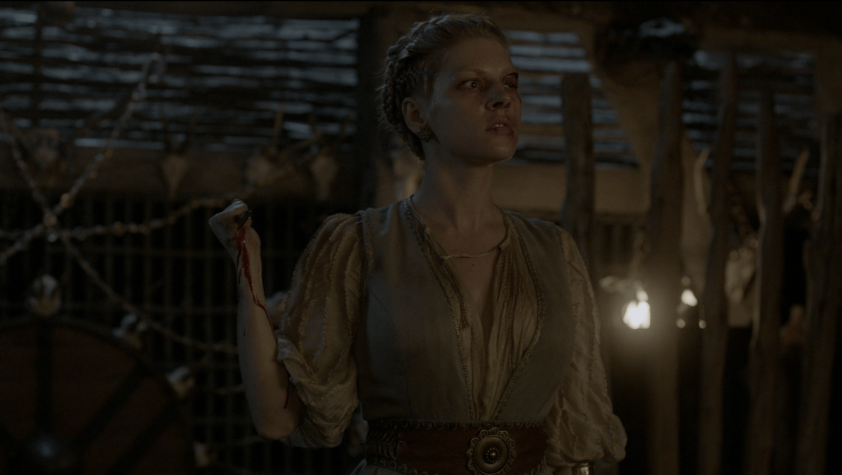 lagertha-vikings with knife