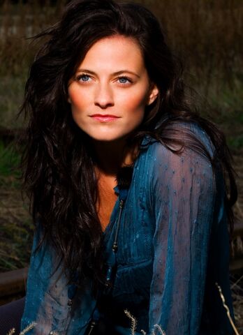 Archivo:936full-lara-pulver.jpg