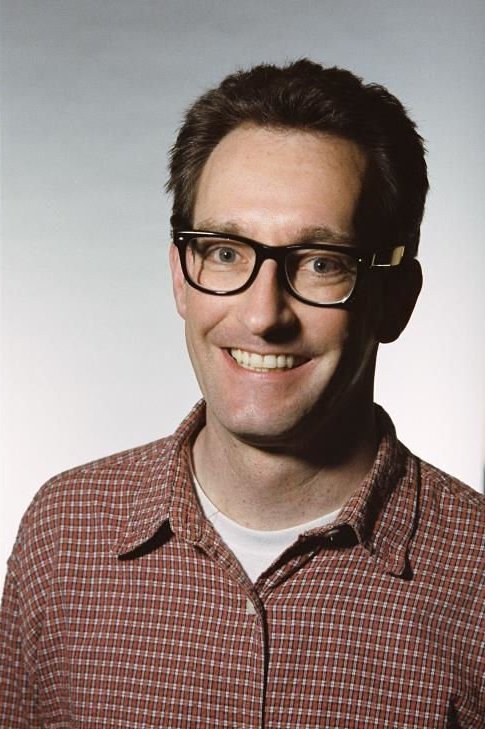 Der 61 Jahre alte 180 cm große Tom Kenny im 2024 Foto