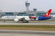 Atatürk Havalimanında Türk Hava Yolları Boeing 777 Batman Süpermen'e karşı logojet