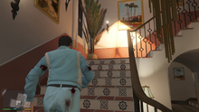 Michael mit Robe in seinem Haus