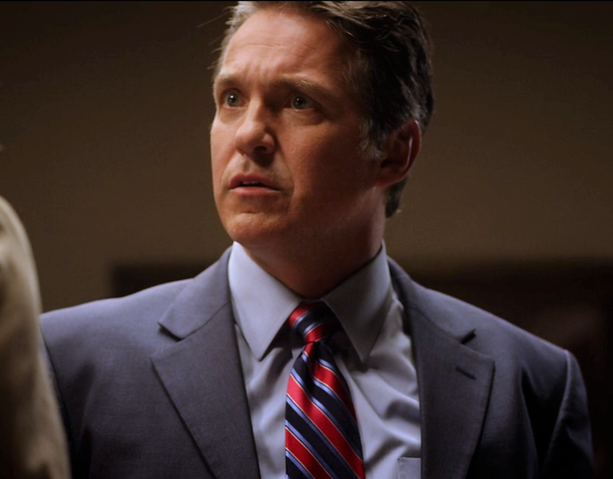 File:1x01 USPresident.png