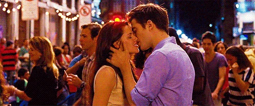 Resultado de imagem para edward and bella kissing gif