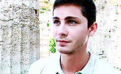 https://vignette.wikia.nocookie.net/degrassi/images/f/f3/Logan_Lerman_-_GIF_hunt_%282%29.gif/revision/latest?cb=20140624044859