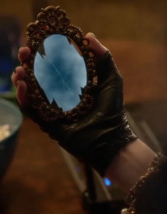 Evie's Magic Mirror Descendants Wiki Fandom